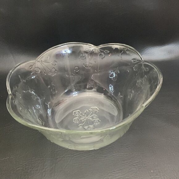 Savannah Style Vintage Flower Embossed Scalloped Serving Glass Bowl 4 Quart - Picture 2 of 7